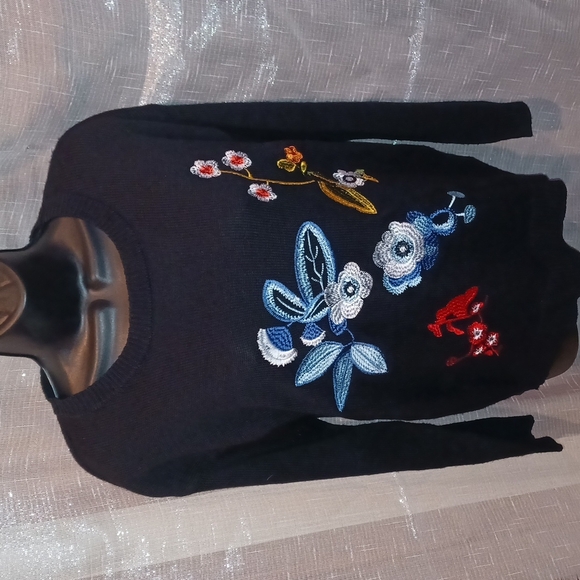 Relatively Crew Neck Pullover Sweater With Embroidered Flowers, M - Picture 1 of 6